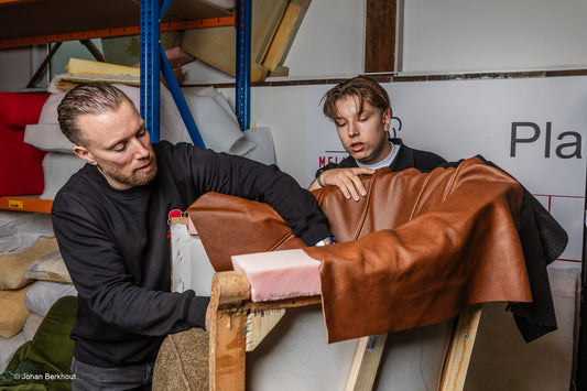 Oude bekleding, sterke basis? Zo beoordeel je of een bank herstoffeerd kan worden