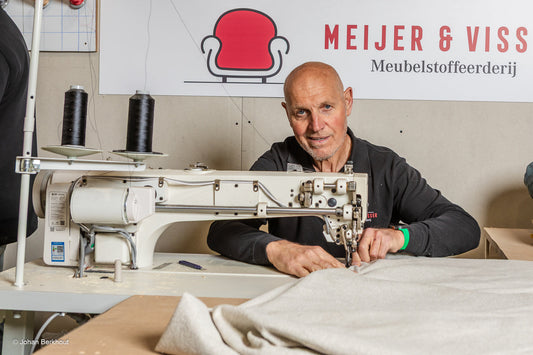 Vergelijk de voordelen van een nieuwe bank met professioneel herstofferen in Nijmegen.